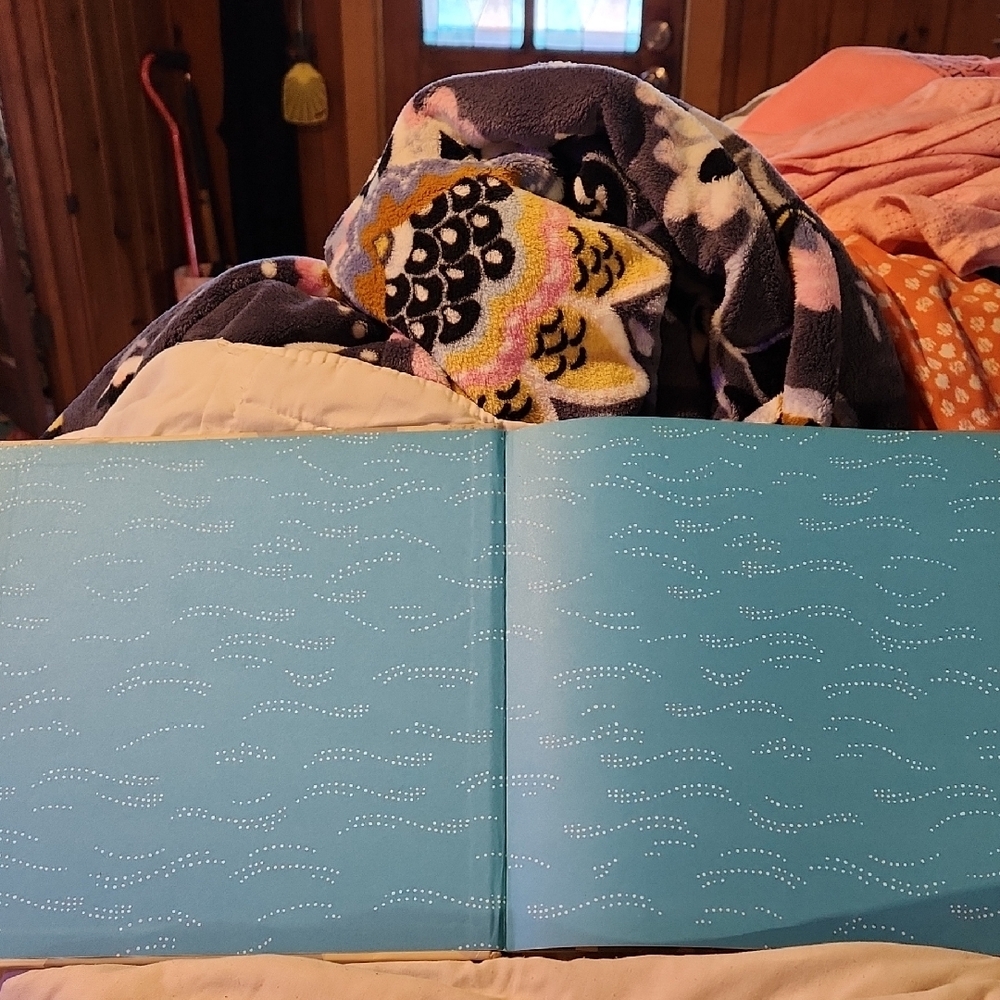 Secrets of the Seashore Shine-a-Light Book - Picture 4 of 6